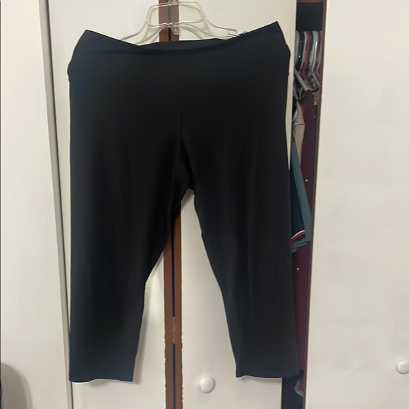 Black Cropped Leggings - Picture 1 of 2
